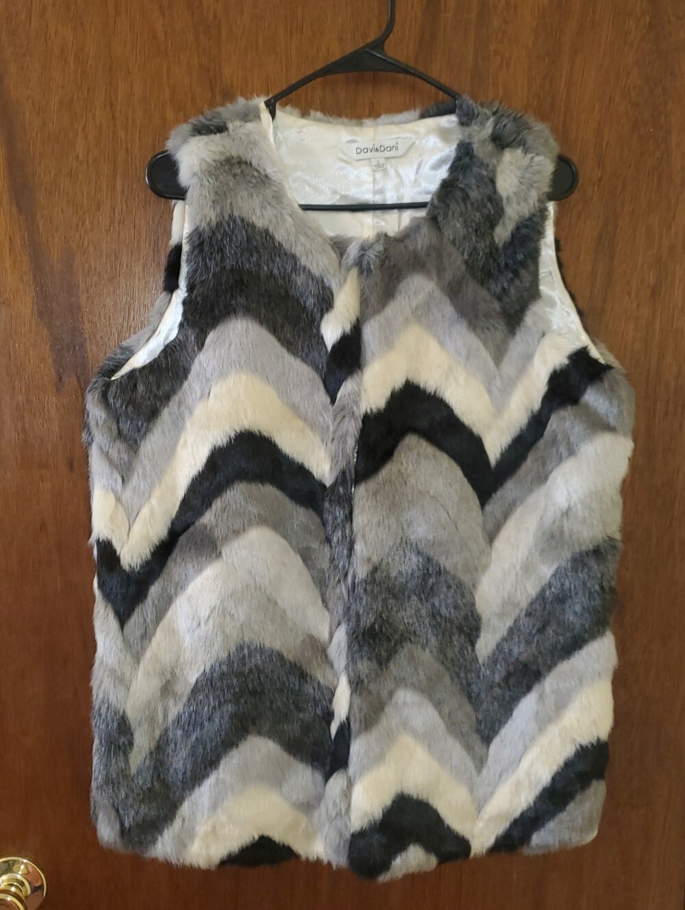 DAVI & DANI FAUX FUR CHEVRON VEST SZ LARGE